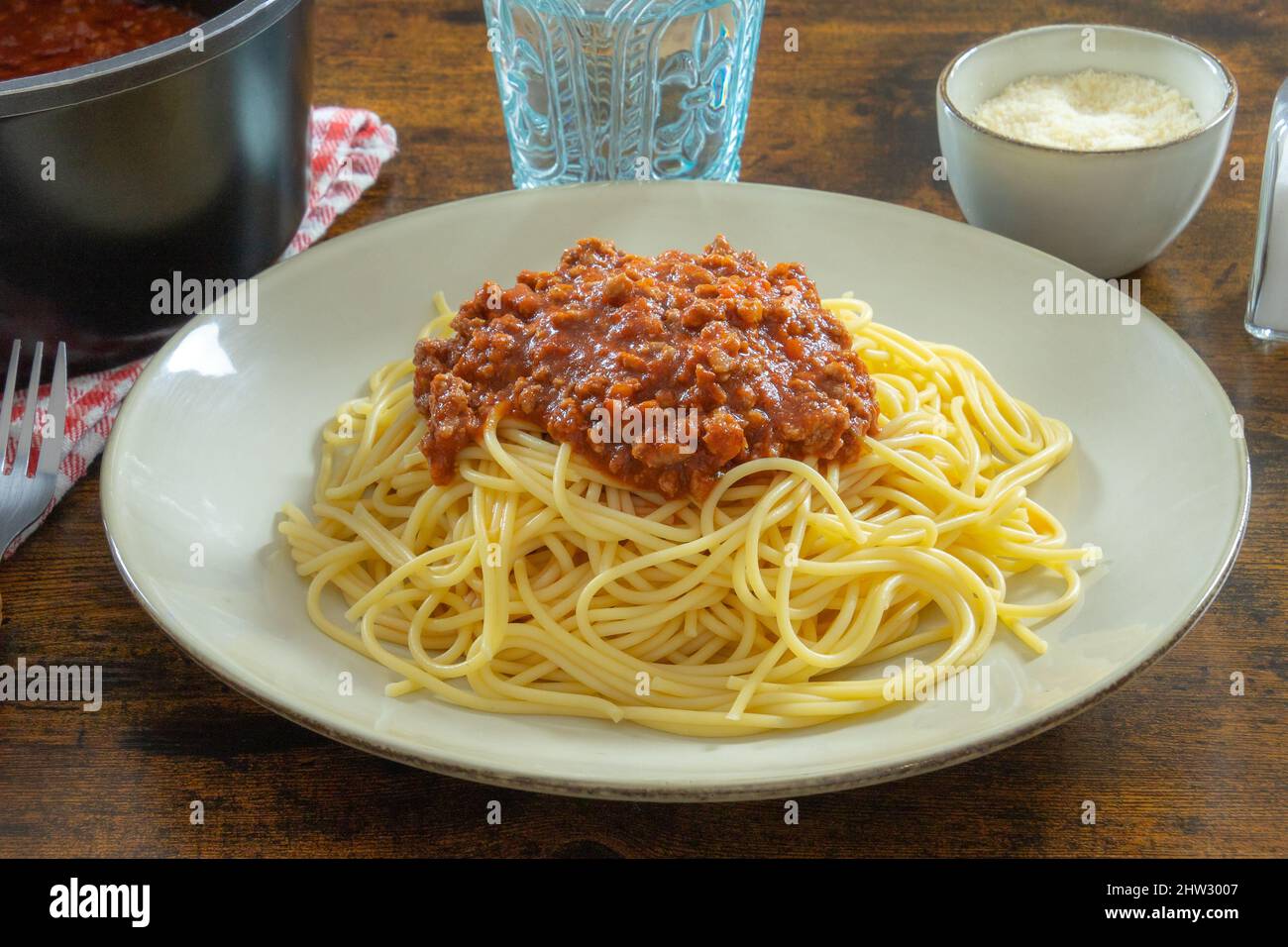 Teller mit Spaghetti Bolognese auf dem Tisch Stockfoto
