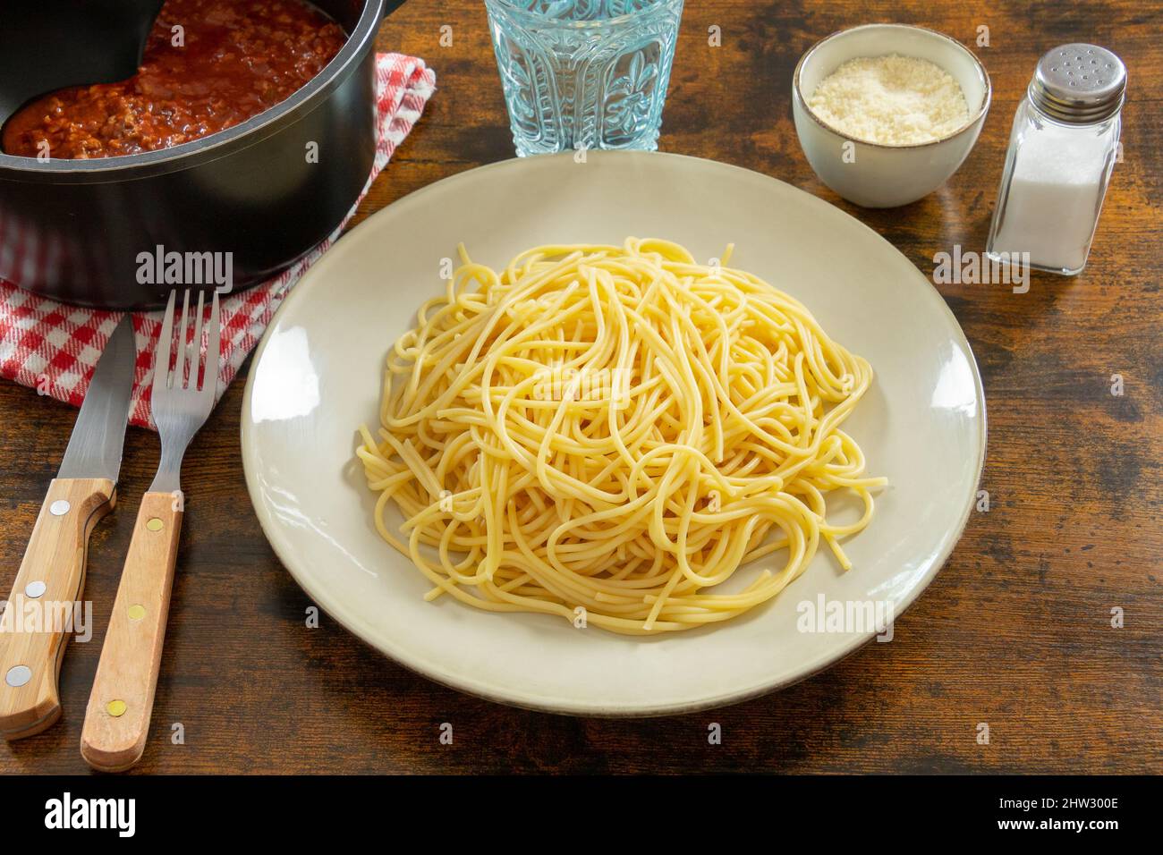 Gericht mit Spaghetti mit einem Topf Bolognese-Sauce auf einem Tisch Stockfoto