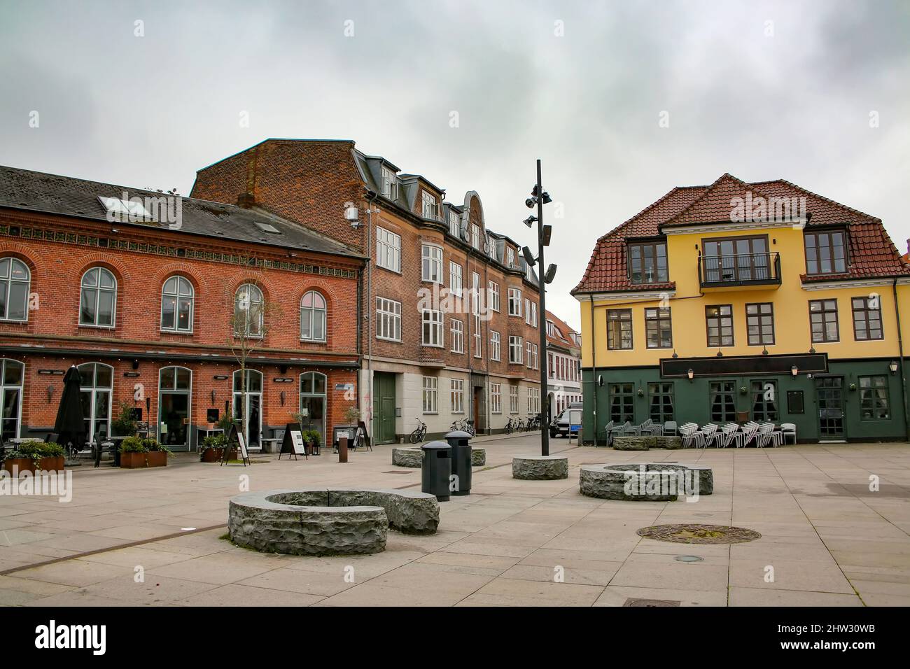 Historische Gebäude mit Geschäften, Bars und Restaurants rund um den Toldbod Plads Platz, der sich im Herzen von Aalborg, Dänemark, befindet. Stockfoto