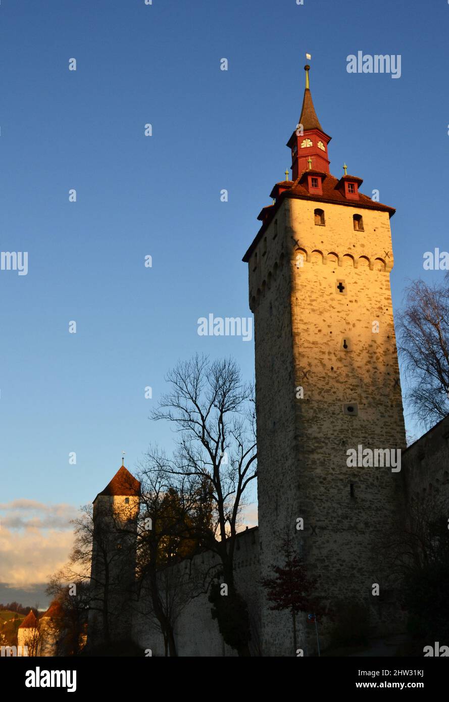 Das alte Luzerner Schloss erhebt sich bei Sonnenuntergang Stockfoto