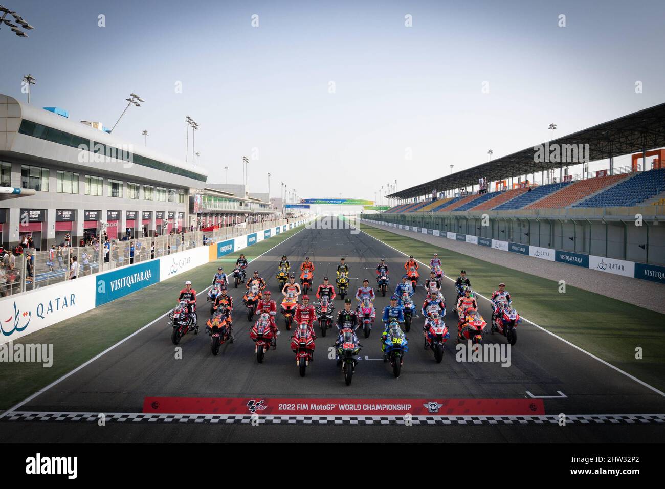 Losail, Katar. 03. März 2022. Pressekonferenz und Präsentation von Fahrern  und Fahrrädern vor dem MotoGP Grand Prix von Katar auf dem Losail  International Circuit, Katar, 03. März 2022 in Bild: MotoGP™ Grid