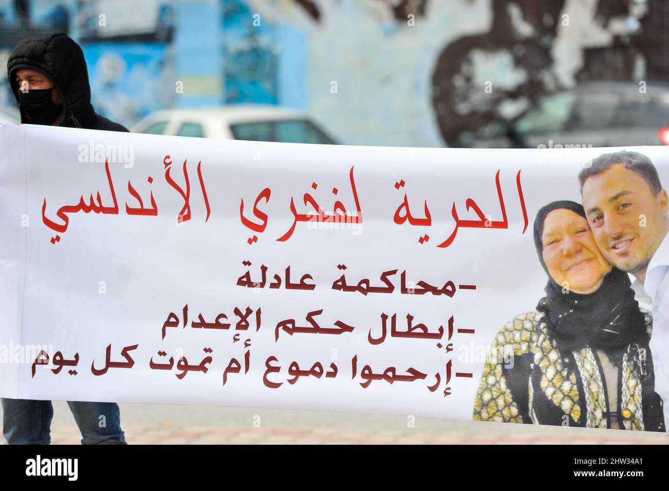 Tunis, Tunesien. 3. März 2022. Tunis, Tunesien. 3. März 2022. Vor der Botschaft von Katar in Tunis fordern die Tunesier Fakhri Landolsi in einer Mahnwache die Freilassung aus dem Gefängnis. Fakhri Landolsi wurde in Katar festgenommen, seit er der Beteiligung an der Tötung eines somalischen Soldaten der katarischen Streitkräfte beschuldigt wurde. Landolsi, der ursprünglich mit einem Todesurteil konfrontiert war, wartet nun in einem bevorstehenden Prozess auf eine verkürzte Strafe (Bildquelle: © Hasan mrad/IMAGESLIVE via ZUMA Press Wire) Stockfoto