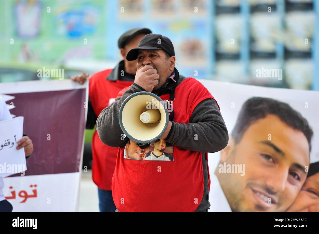 Tunis, Tunesien. 3. März 2022. Tunis, Tunesien. 3. März 2022. Vor der Botschaft von Katar in Tunis fordern die Tunesier Fakhri Landolsi in einer Mahnwache die Freilassung aus dem Gefängnis. Fakhri Landolsi wurde in Katar festgenommen, seit er der Beteiligung an der Tötung eines somalischen Soldaten der katarischen Streitkräfte beschuldigt wurde. Landolsi, der ursprünglich mit einem Todesurteil konfrontiert war, wartet nun in einem bevorstehenden Prozess auf eine verkürzte Strafe (Bildquelle: © Hasan mrad/IMAGESLIVE via ZUMA Press Wire) Stockfoto