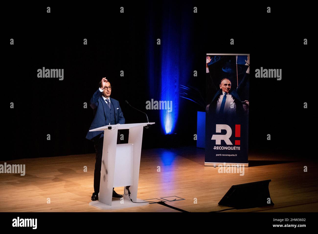 Jean Messiha nimmt an Eric Zemmour's Präsidentschaftskampagne Teil, Unterstützungstreffen für die Reconquete. Jean Messiha ist ein in Ägypten geborener französischer Ökonom, Politiker und ehemaliger Beamter. Saint-Brieuc, Bretagne, Frankreich. Stockfoto