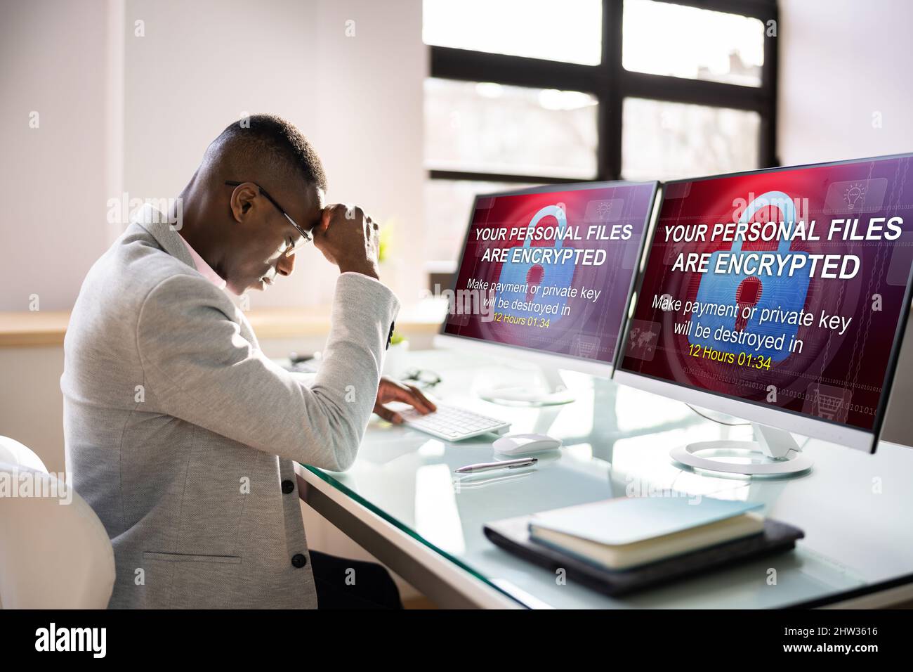 Ransomware-Malware-Angriff. Business-Computer Gehackt. Datenschutzverletzung Stockfoto