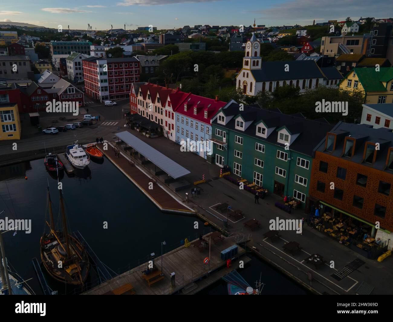 Schöne Luftaufnahme der Stadt Torshavn auf den Färöer Inseln und seinen klassischen bunten Häusern, rotes Gebäude mit Gras Stockfoto