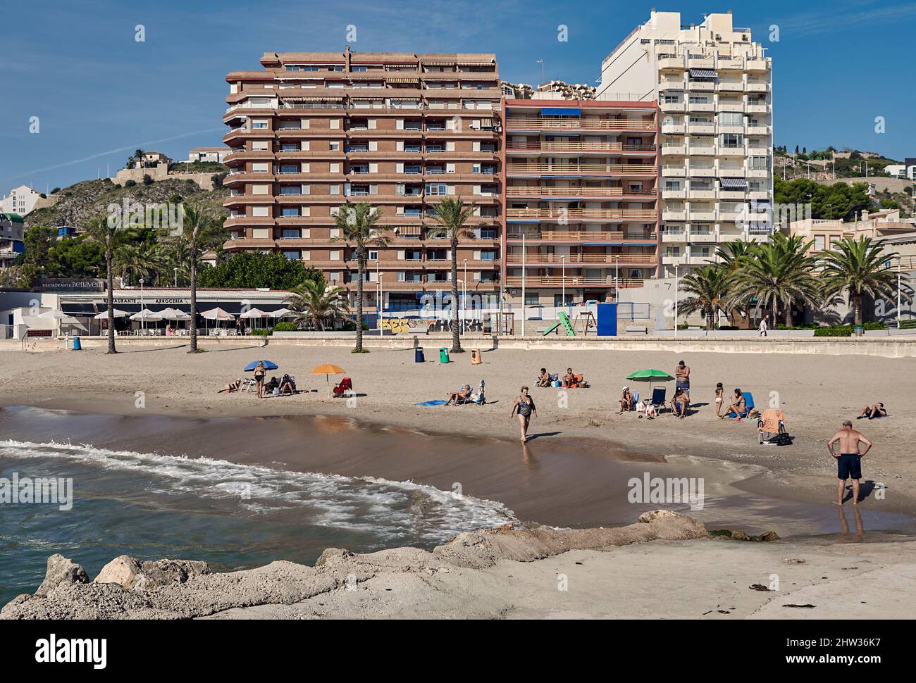 Panoramablick auf Playa de Cullera mit dem Gebäude Cala Blanca und dem Leuchtturm im Hintergrund in der Provinz Valencia, Spanien, Europa Stockfoto