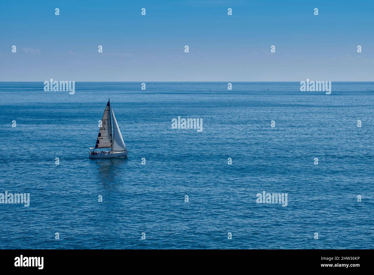 Traditionelles Segelschiff Tjalk segelt im Mittelmeer nahe der Küste der Stadt Cullera in der Provinz Valencia, Spanien, Europa Stockfoto