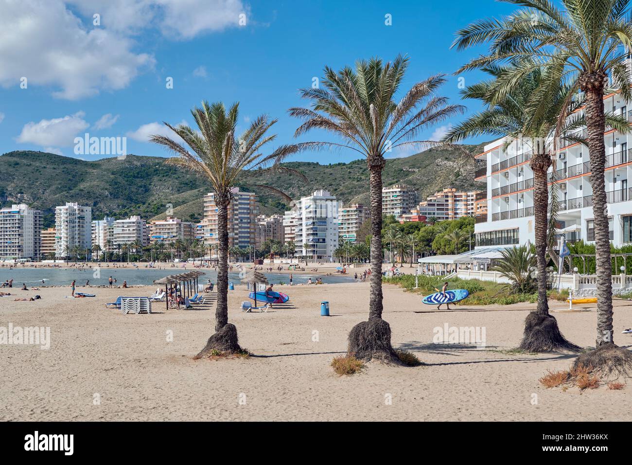 Panoramablick auf Playa del Racó mit Menschen auf dem Sand Sonnenbaden in der Gemeinde Cullera Provinz Valencia, Spanien, Europa Stockfoto