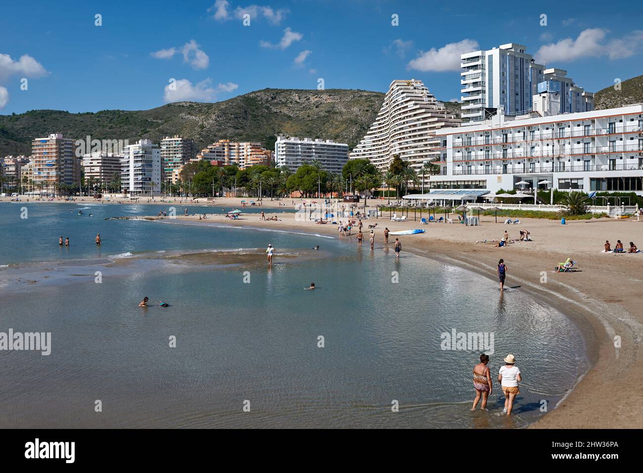 Panoramablick auf Playa del Racó mit Menschen auf dem Sand Sonnenbaden in der Gemeinde Cullera Provinz Valencia, Spanien, Europa Stockfoto