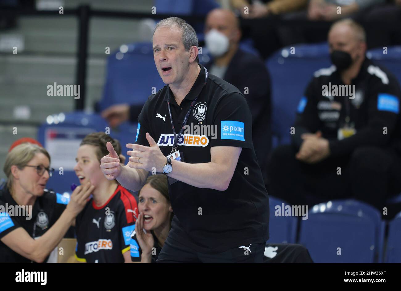 Krefeld, Deutschland. 03. Mär, 2022. firo: 03.03.2022 Handball: Frauen Frauen Landschaftsspiel EM, Qualifikation DHB Frauen Nationalmannschaft Deutschland - Niederlande, Holland Coach DHB Henk Groener. Kredit: dpa/Alamy Live Nachrichten Stockfoto