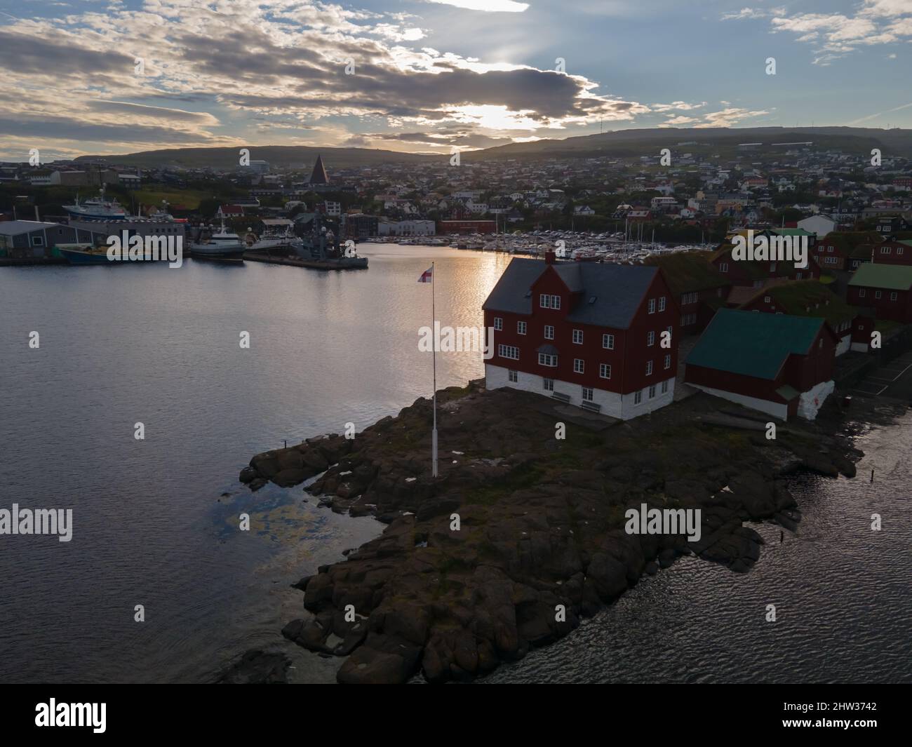Schöne Luftaufnahme der Stadt Torshavn auf den Färöer Inseln und seinen klassischen bunten Häusern, rotes Gebäude mit Gras Stockfoto