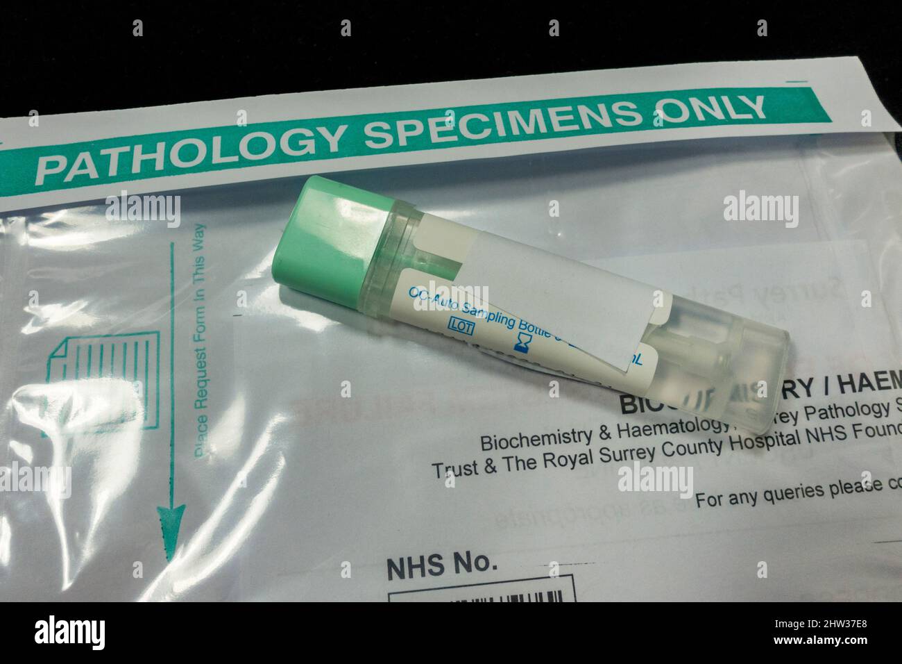 Eine OC-Auto Sampling Bottle zur Entnahme von Stuhlproben, die vom  britischen NHS zur Entnahme medizinischer Proben/Proben verwendet werden  Stockfotografie - Alamy