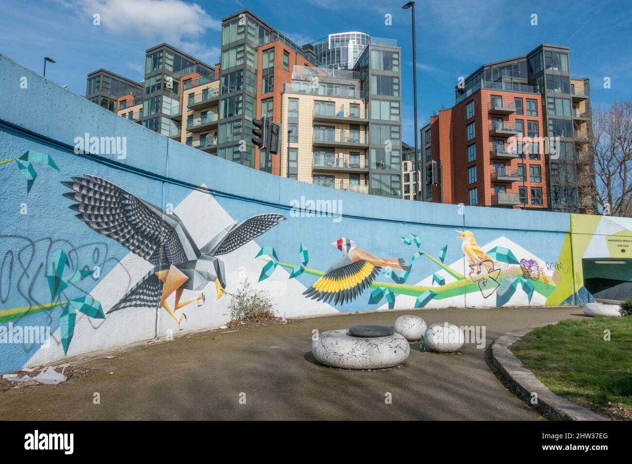 Street Art/Graffiti von Annatomix an den Innenwänden des Wandsworth Roundabout Battersea, Wandsworth, London, Großbritannien. Stockfoto