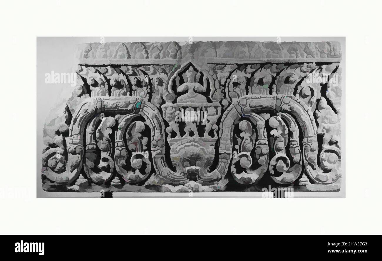 Kunst inspiriert von geschnitztem Sturz mit dreiköpfigen Buddha, 12. Jahrhundert, Thailand oder Kambodscha, Sandstein, H. 24 Zoll (61,5 cm); B: 49 1/2 Zoll (125,7 cm); D. 5 3/4 Zoll (14,6 cm), Skulptur, Klassisches von Artotop modernisiertes Werk mit einem Schuss Moderne. Formen, Farbe und Wert, auffällige visuelle Wirkung auf Kunst. Emotionen durch Freiheit von Kunstwerken auf zeitgemäße Weise. Eine zeitlose Botschaft, die eine wild kreative neue Richtung verfolgt. Künstler, die sich dem digitalen Medium zuwenden und die Artotop NFT erschaffen Stockfoto