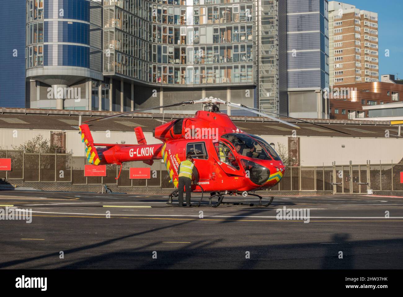 Ein Hubschrauber der Londoner Air Ambulance landet im Londoner Heliport, Battersea, London, Großbritannien. Stockfoto