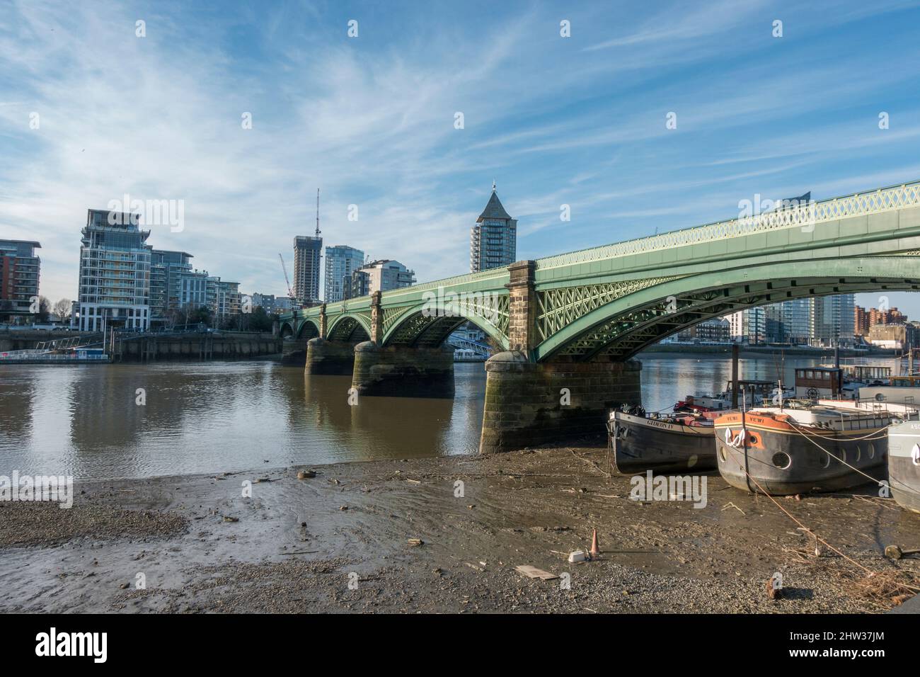 Battersea Railway Bridge (ursprünglich Cremorne Bridge genannt) bei Ebbe auf der Themse, Battersea, London, Großbritannien. Stockfoto