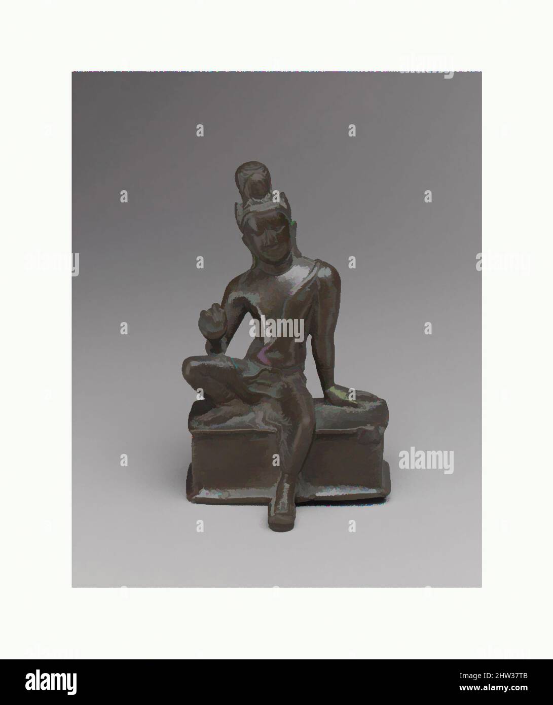 Kunst inspiriert von sitzender Avalokiteshvara, dem Bodhisattva des Unendlichen Mitgefühls, Anuradhapura-Periode, ca. Ende 7.–erste Hälfte des 8.. Jahrhunderts, Sri Lanka, zentrale Regionen, Bronze, H. 3 1/4 Zoll (8,3 cm); B: 2 1/8 Zoll (5,4 cm); D. 1 5/8 Zoll (4,1 cm), Skulptur, die frühe Geschichte Sri, Klassisches Werk, das von Artotop mit einem Schuss Moderne modernisiert wurde. Formen, Farbe und Wert, auffällige visuelle Wirkung auf Kunst. Emotionen durch Freiheit von Kunstwerken auf zeitgemäße Weise. Eine zeitlose Botschaft, die eine wild kreative neue Richtung verfolgt. Künstler, die sich dem digitalen Medium zuwenden und die Artotop NFT erschaffen Stockfoto