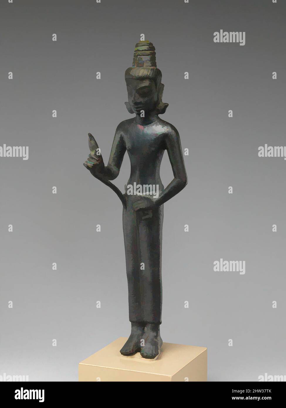 Kunst inspiriert von Bodhisattva Maitreya, dem Buddha der Zukunft, vor Angkor, 7.–8. Jahrhundert, Thailand (in der Nähe des Korat-Plateaus), Bronze, H. (ohne tang) 8 1/8 Zoll (20,7 cm); H. (einschl. tang) 9 1/16 Zoll (23 cm), Skulptur, Klassisches von Artotop modernisiertes Werk mit einem Schuss Moderne. Formen, Farbe und Wert, auffällige visuelle Wirkung auf Kunst. Emotionen durch Freiheit von Kunstwerken auf zeitgemäße Weise. Eine zeitlose Botschaft, die eine wild kreative neue Richtung verfolgt. Künstler, die sich dem digitalen Medium zuwenden und die Artotop NFT erschaffen Stockfoto