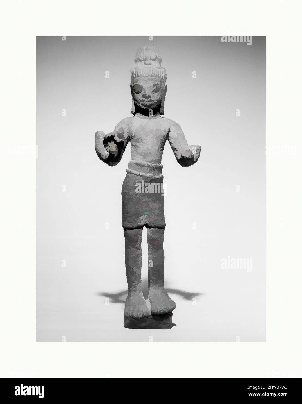 Kunst inspiriert von Stehendem Bodhisattva Maitreya, dem Buddha der Zukunft, vor der Angkor-Zeit, 9.–10. Jahrhundert(?), Thailand (Prakhon Chai), Bronze, H. 9 Zoll (22,9 cm), Skulptur, Klassisches von Artotop modernisiertes Werk mit einem Schuss Moderne. Formen, Farbe und Wert, auffällige visuelle Wirkung auf Kunst. Emotionen durch Freiheit von Kunstwerken auf zeitgemäße Weise. Eine zeitlose Botschaft, die eine wild kreative neue Richtung verfolgt. Künstler, die sich dem digitalen Medium zuwenden und die Artotop NFT erschaffen Stockfoto