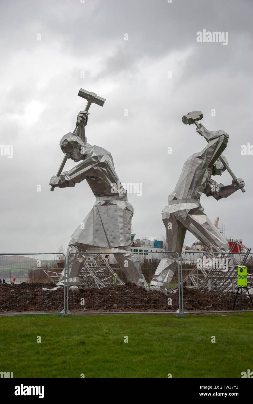 Schiffsbauer von Port Glasgow 10 Meter Stainless Sculpture Coronation Park Port Glasgow Inverclyde Scotland Vereinigtes Königreich Mitte der Installationsphase scott Stockfoto