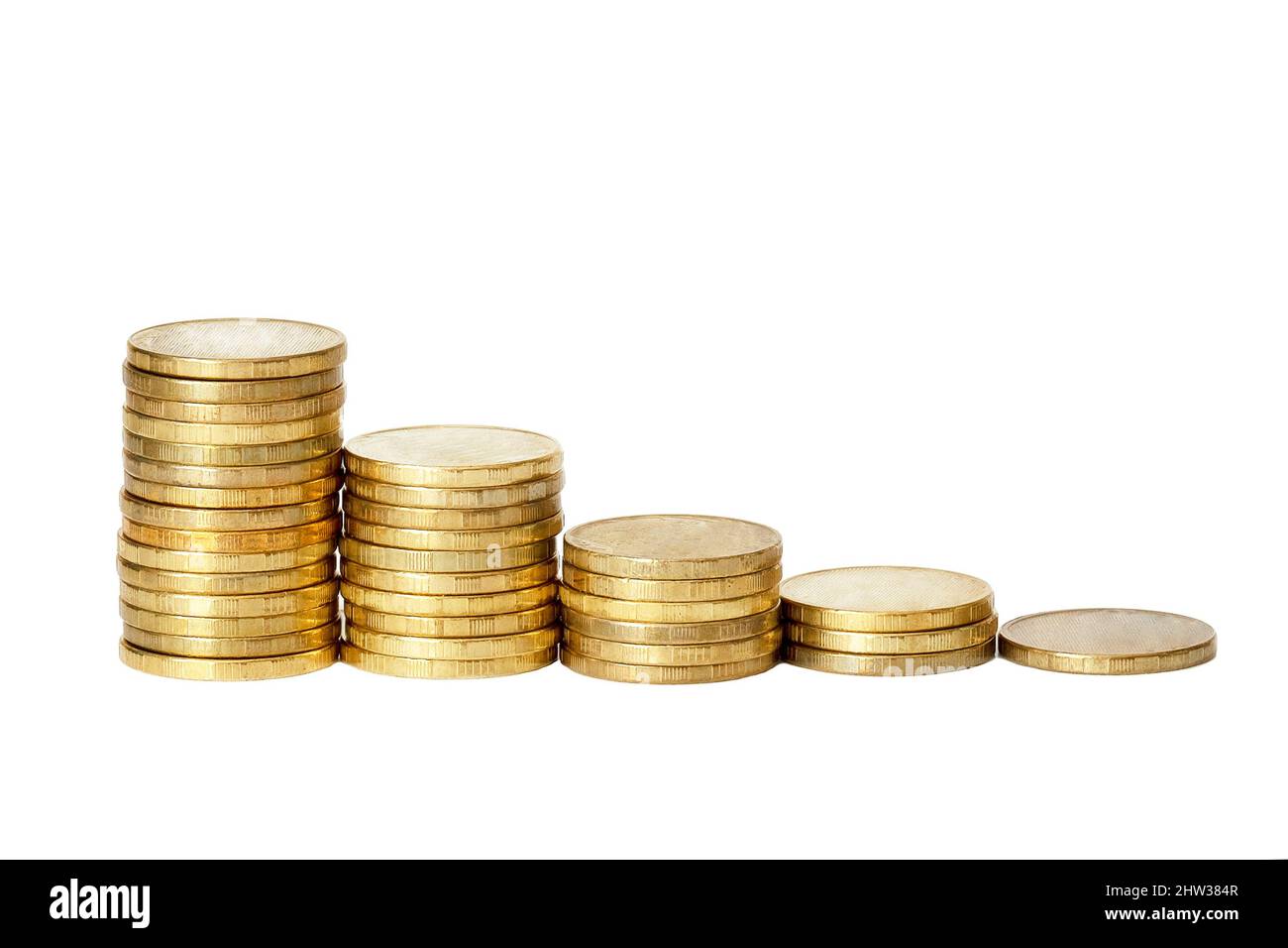 Fünf Münzstapel isolieren sich auf weißem Hintergrund. Konzept der finanziellen Rezession. Stockfoto
