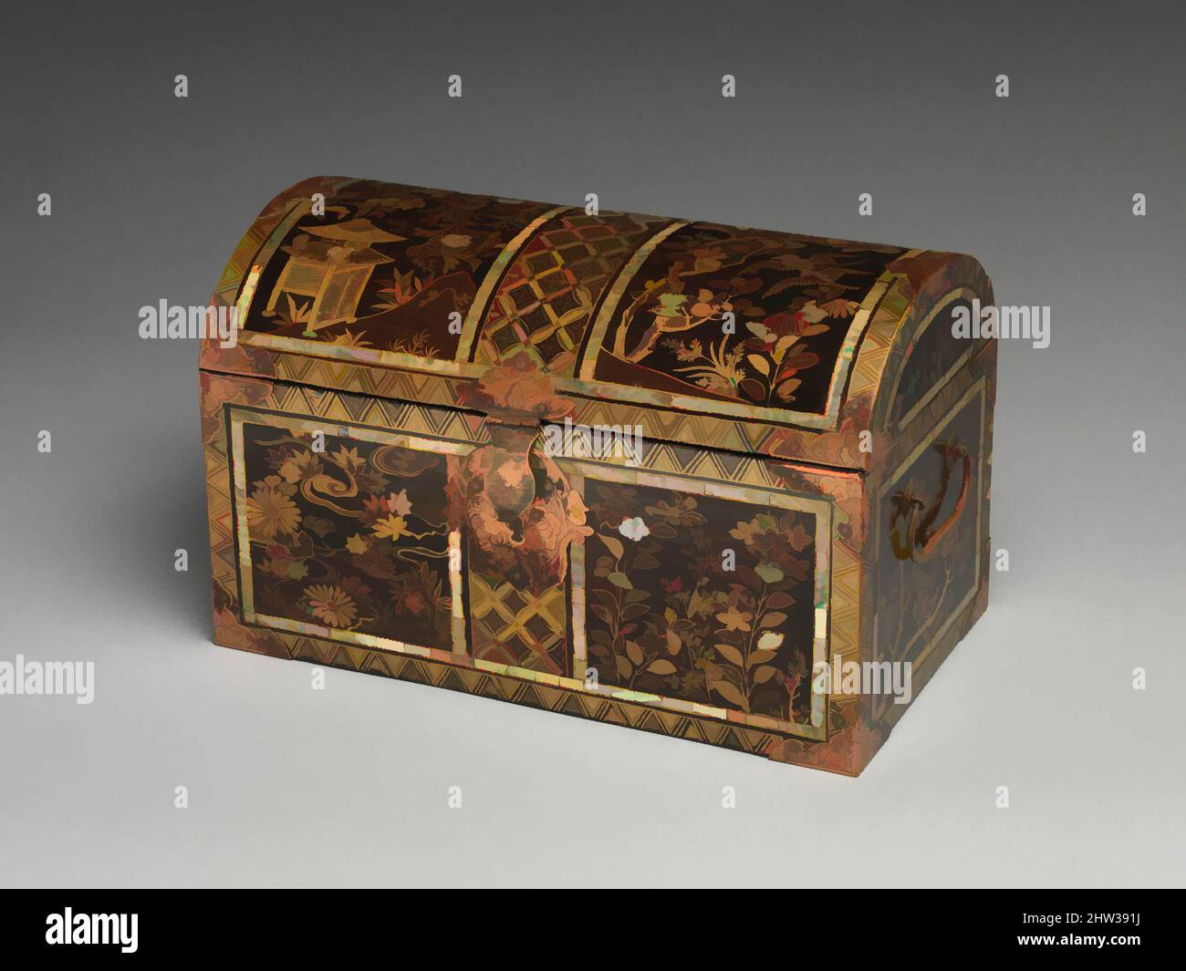 Kunst inspiriert von Coffer im Stil von Nanban (südlicher Barbar), Momoyama-Zeit (1573–1615), ca. 1600–30, Japan, Gold-Maki-e- und Perlmutt-Inlay auf schwarzem Lack; vergoldete Bronzebeschläge, H. 8 7/8 Zoll (22,5 cm); B: 14 Zoll (35,6 cm); L. 7 1/2 Zoll (19,1 cm), Lack, This Kasse Belongs, Classic Works modernisiert von Artotop mit einem Schuss Modernität. Formen, Farbe und Wert, auffällige visuelle Wirkung auf Kunst. Emotionen durch Freiheit von Kunstwerken auf zeitgemäße Weise. Eine zeitlose Botschaft, die eine wild kreative neue Richtung verfolgt. Künstler, die sich dem digitalen Medium zuwenden und die Artotop NFT erschaffen Stockfoto