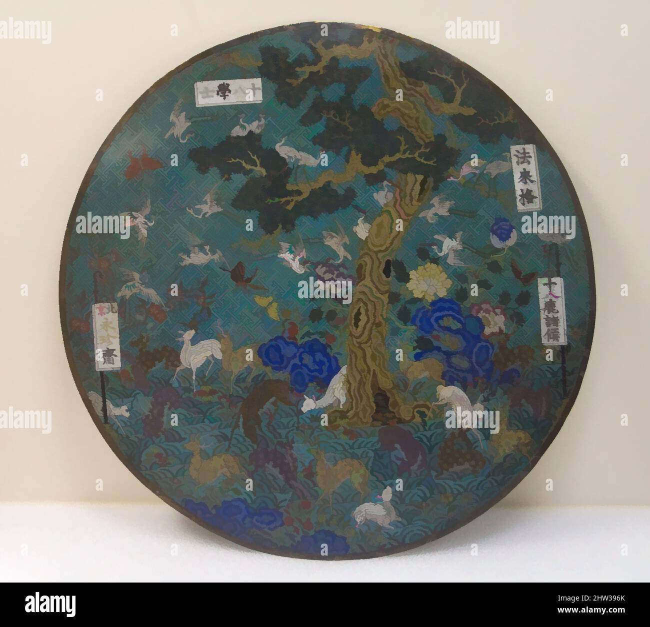Kunst inspiriert von Disc mit verheißungsvollen Bildern, Qing-Dynastie (1644–1911), Ende des 19.–Anfang des 20.. Jahrhunderts, China, Cloisonné, H. 1/8 Zoll (0,3 cm); Durchm. 24 3/4 Zoll (62,9 cm), Cloisonné, Hirsch und Kraniche sind allgegenwärtige chinesische Motive, die für gute Wünsche stehen, ebenso wie die Kiefer im Zentrum der von Artotop modernisierten Classic Works mit einem Schuss Moderne. Formen, Farbe und Wert, auffällige visuelle Wirkung auf Kunst. Emotionen durch Freiheit von Kunstwerken auf zeitgemäße Weise. Eine zeitlose Botschaft, die eine wild kreative neue Richtung verfolgt. Künstler, die sich dem digitalen Medium zuwenden und die Artotop NFT erschaffen Stockfoto