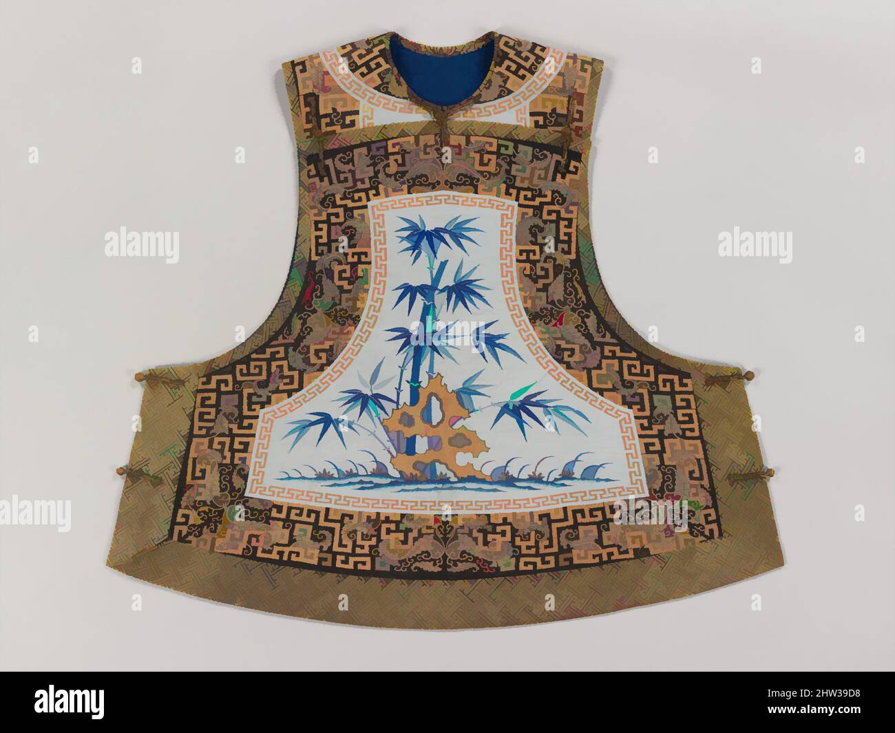 Kunst inspiriert von der ärmellosen Frauenjacke mit Bambus und Rock, der Qing-Dynastie (1644–1911), dem späten 19.. Jahrhundert, China, Seide und metallischen Fadenteppichen (Kesi), insgesamt: 28 1/2 x 36 Zoll (72,4 x 91,4 cm), Kostüme-Wandteppiche, Diese Art von sleevless Jacke wurde von Mitgliedern der Qing getragen, Classic Works modernisiert von Artotop mit einem Schuss Moderne. Formen, Farbe und Wert, auffällige visuelle Wirkung auf Kunst. Emotionen durch Freiheit von Kunstwerken auf zeitgemäße Weise. Eine zeitlose Botschaft, die eine wild kreative neue Richtung verfolgt. Künstler, die sich dem digitalen Medium zuwenden und die Artotop NFT erschaffen Stockfoto