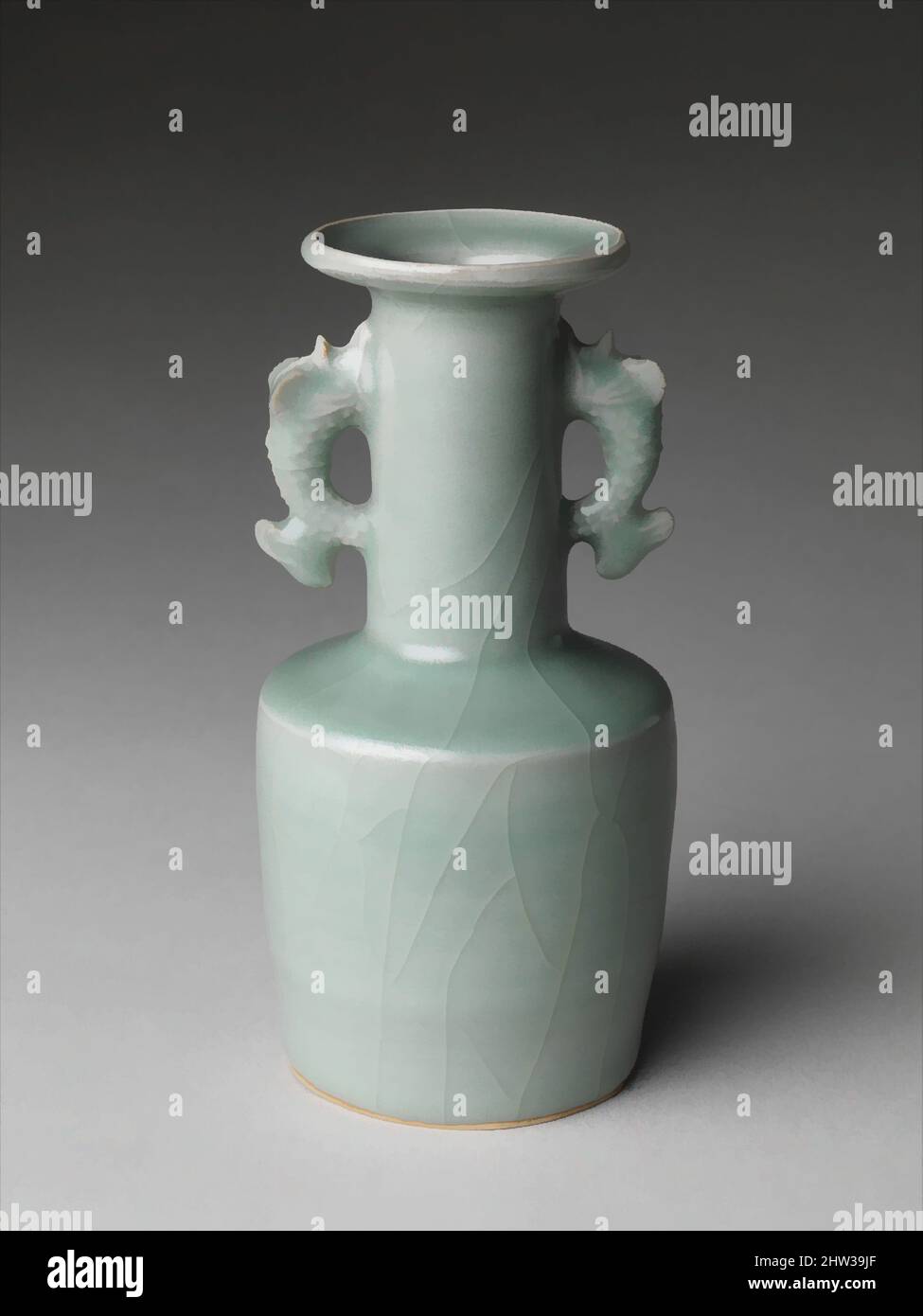 Von 龍泉窯雙耳瓶 inspirierte Kunst, Vase mit Handgriffen aus dem Dessousstil, Southern Song Dynastie (1127–1279), 12.–13. Jahrhundert, China, Porzellan mit Reliefdekor unter Seladonglasur (Longquan-Geschirr), H. 6 3/4 Zoll (17,1 cm), Keramik, Vasen dieser Art waren besonders beliebt in Japan, wo sie, Classic Works modernisiert von Artotop mit einem Schuss Moderne. Formen, Farbe und Wert, auffällige visuelle Wirkung auf Kunst. Emotionen durch Freiheit von Kunstwerken auf zeitgemäße Weise. Eine zeitlose Botschaft, die eine wild kreative neue Richtung verfolgt. Künstler, die sich dem digitalen Medium zuwenden und die Artotop NFT erschaffen Stockfoto