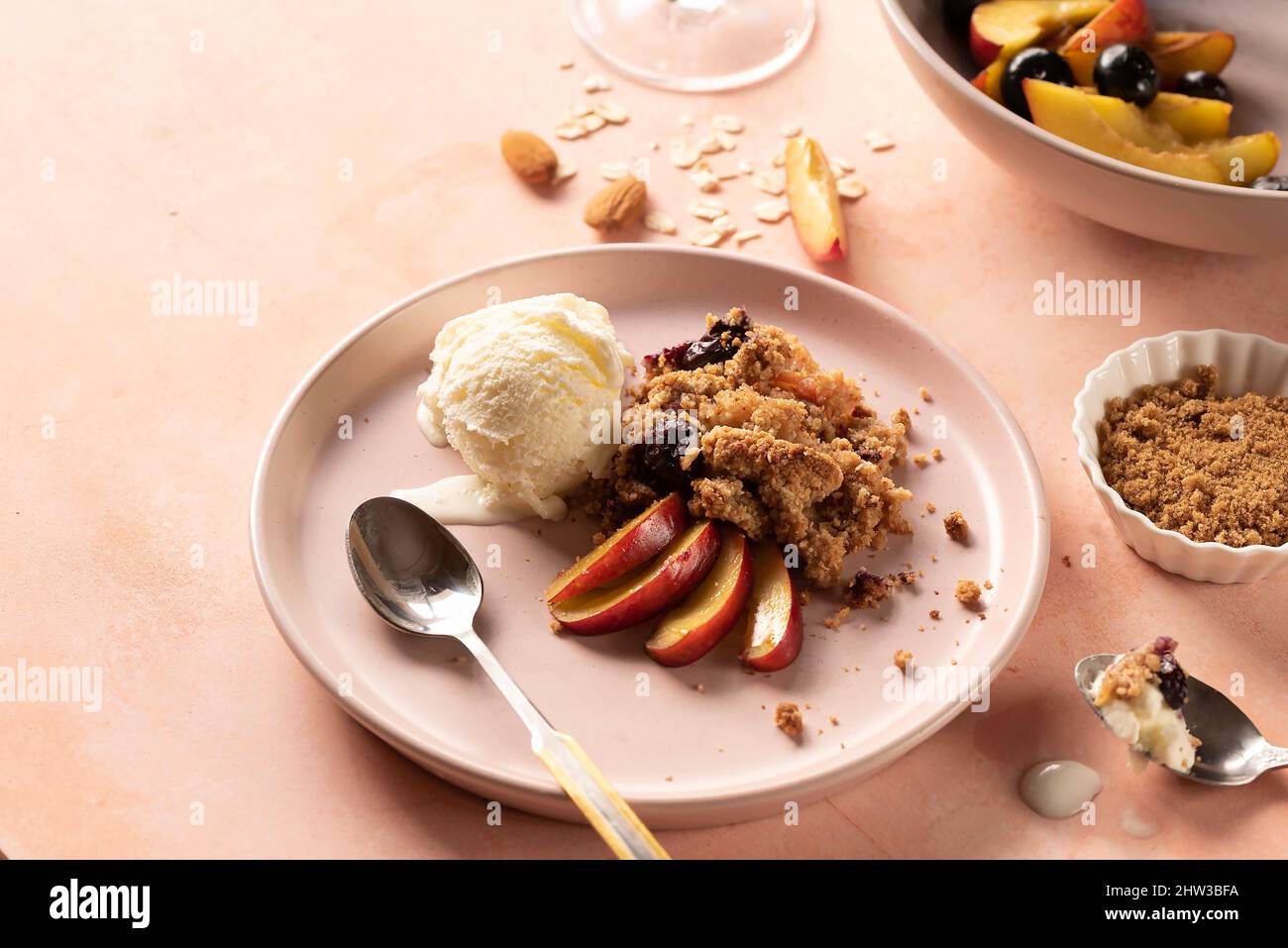 Glutenfreier Pfirsich zum Frühstück oder Dessert mit frischer Pfirsichmandel 4, Hafer und Eiscreme garniert Stockfoto