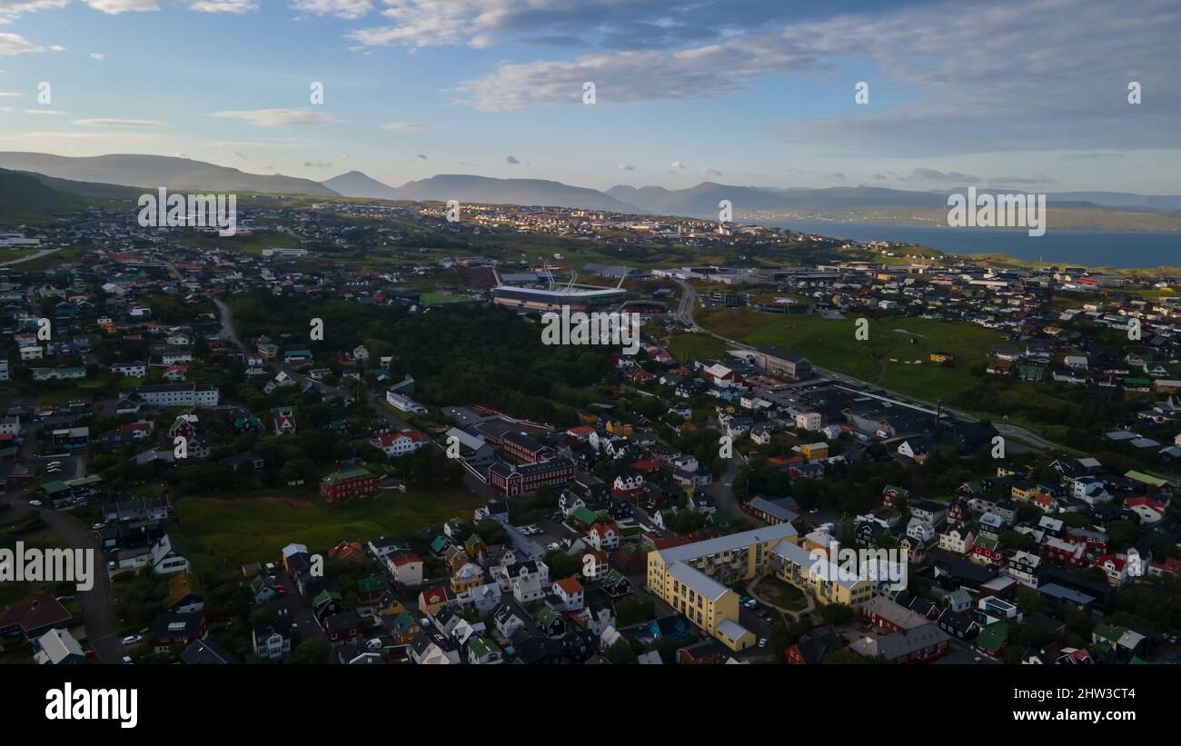 Schöne Luftaufnahme der Stadt Torshavn auf den Färöer Inseln und seinen klassischen bunten Häusern, rotes Gebäude mit Gras Stockfoto