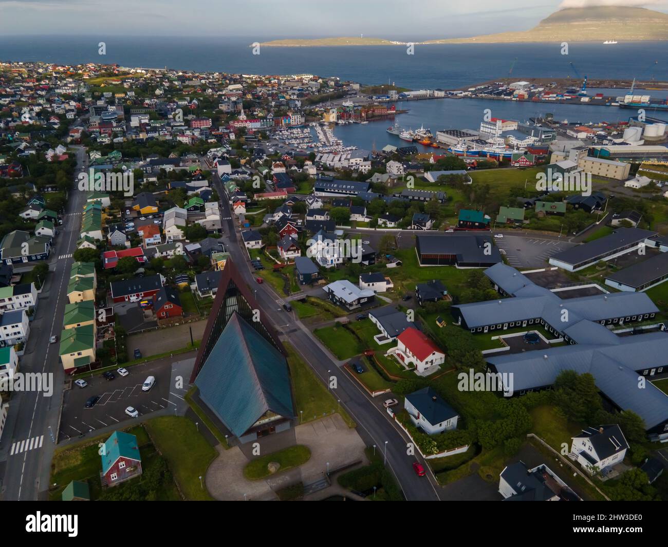 Schöne Luftaufnahme der Stadt Torshavn auf den Färöer Inseln und seinen klassischen bunten Häusern, rotes Gebäude mit Gras Stockfoto