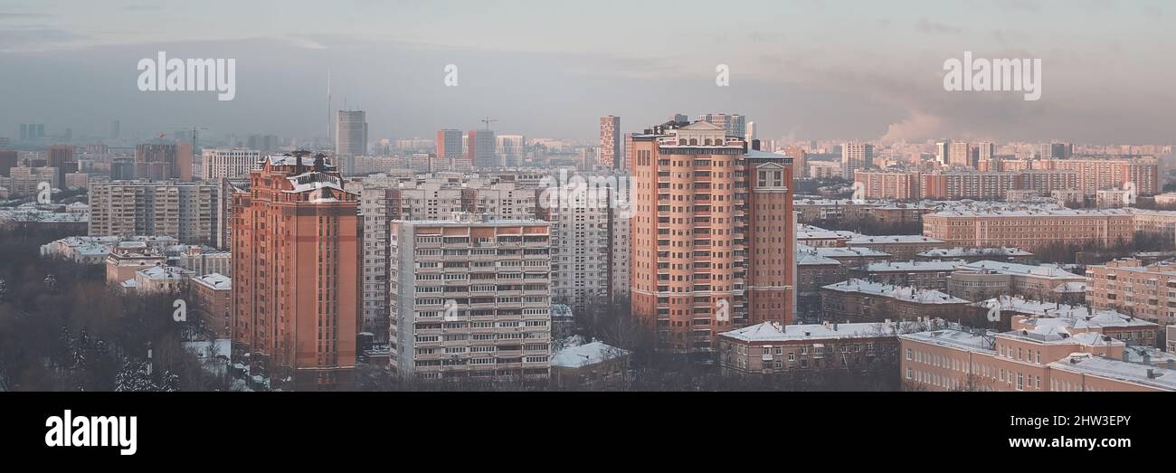 Städtische Gebiete und Autobahnen sind mit Schnee bedeckt. Alltag der Stadt, Draufsicht auf Moskau an einem Wintertag, Luftaufnahmen Stockfoto