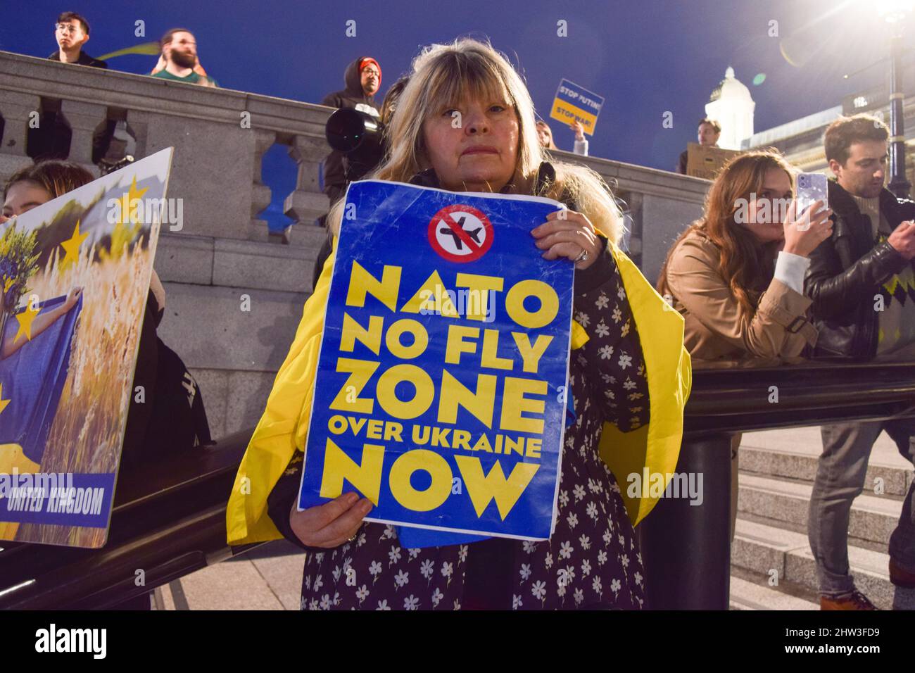 London, Großbritannien. 3.. März 2022. Ein Protestler hält ein Plakat, das eine Flugverbotszone der NATO fordert. Am neunten Tag der Proteste versammelten sich Demonstranten auf dem Trafalgar-Platz, während Russland seinen Angriff auf die Ukraine fortsetzt. Kredit: Vuk Valcic/Alamy Live Nachrichten Stockfoto