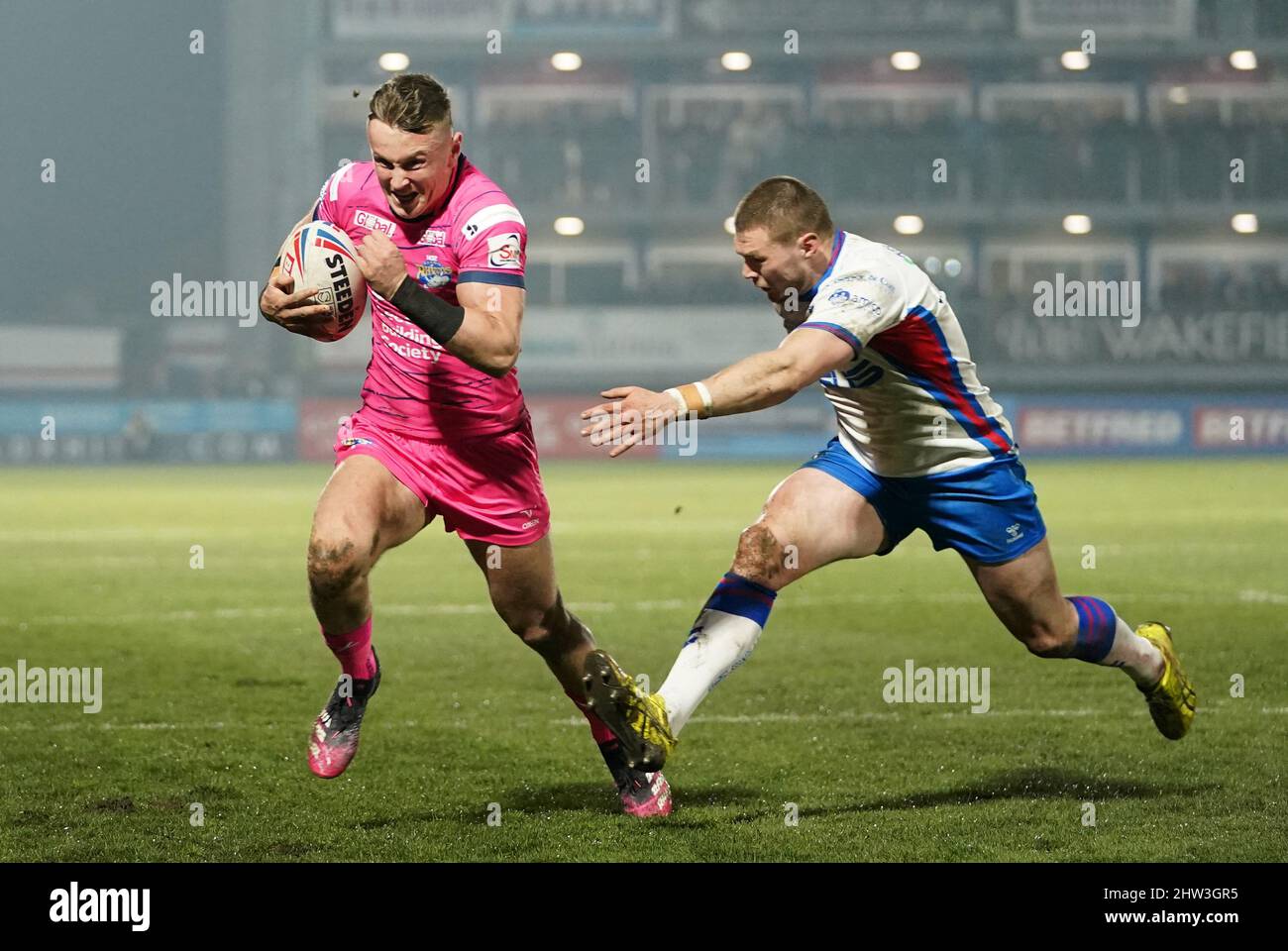 Harry Newman von Leeds Rhinos (links) versucht es, während James Batchelor von Wakefield Trinity während des Betfred Super League-Spiels im Be Well Support Stadium, Wakefield, in Angriff genommen wird. Bilddatum: Donnerstag, 3. März 2022. Stockfoto