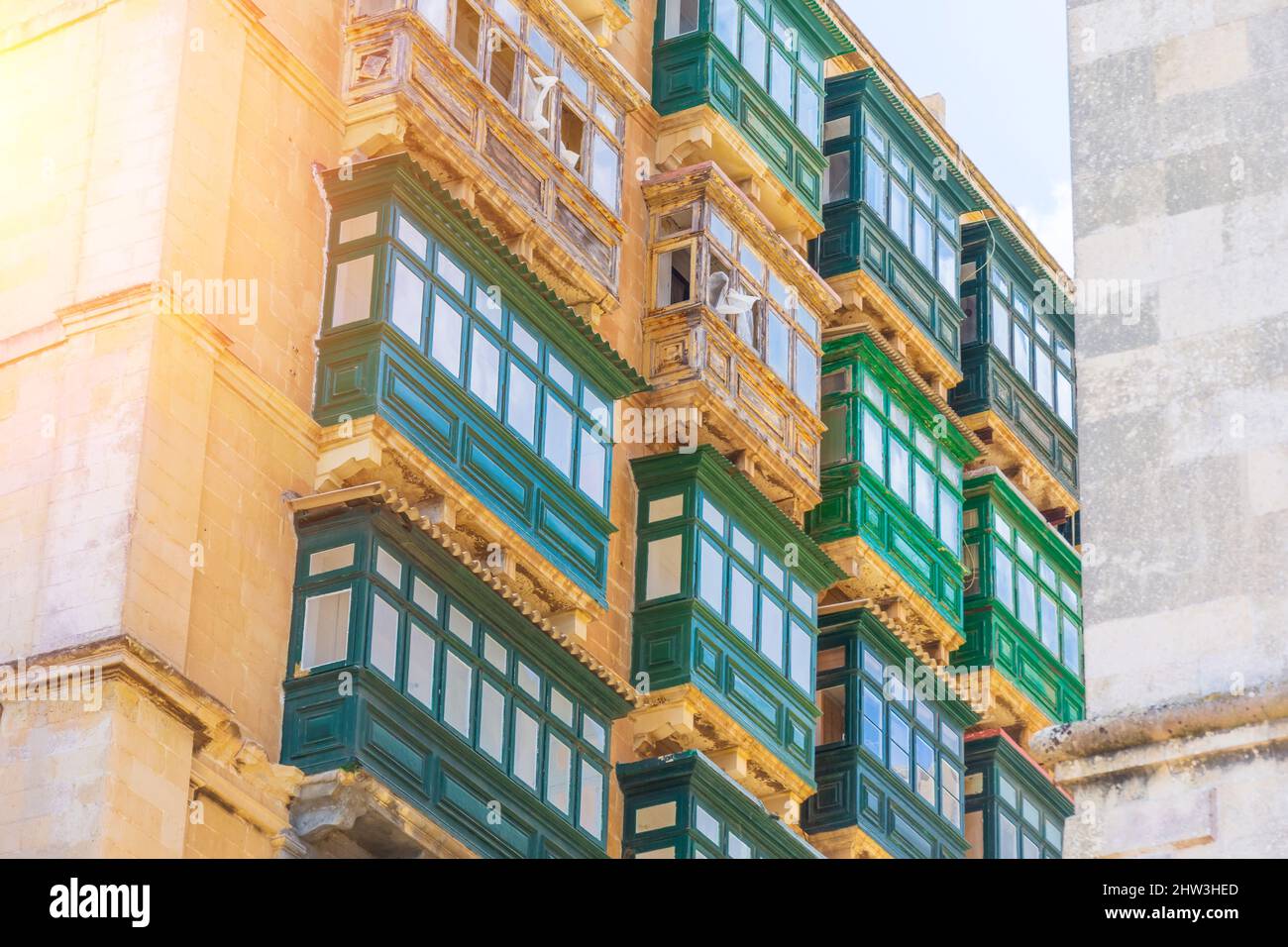 Typische traditionelle grüne Balkone im Zentrum von Valletta in Malta Stockfoto