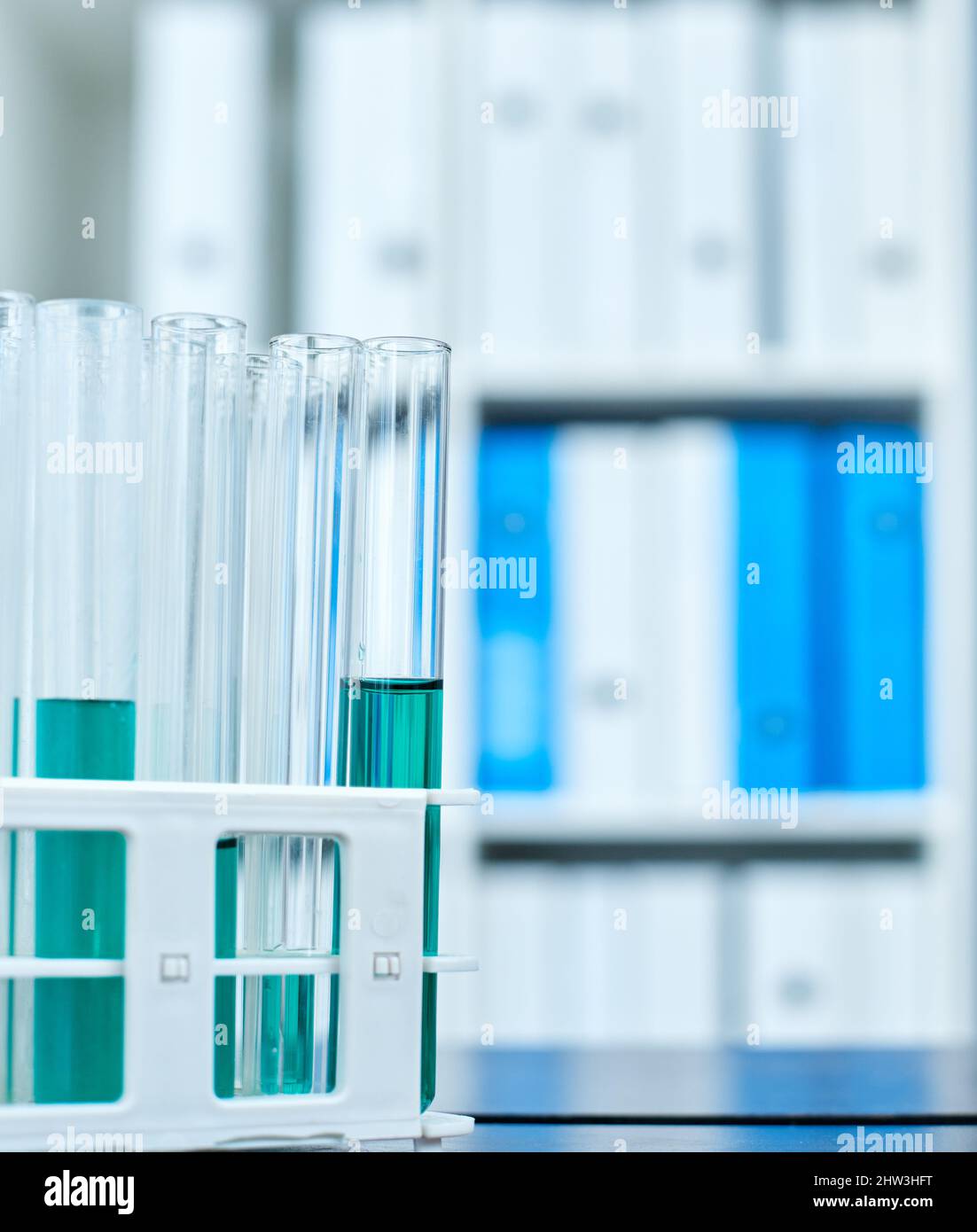 Klinische Studien sind für die evidenzbasierte medizinische Forschung unerlässlich. Nahaufnahme der Reagenzgläser in einem Tablett auf einem Tisch in einem Labor. Stockfoto