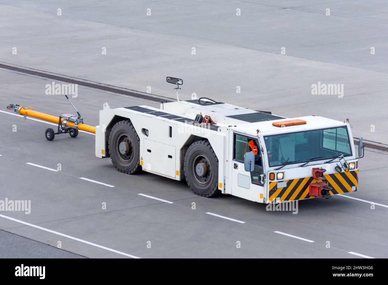Flugplatz Schlepper fährt entlang der Lenkung Pfade am Flughafen Stockfoto