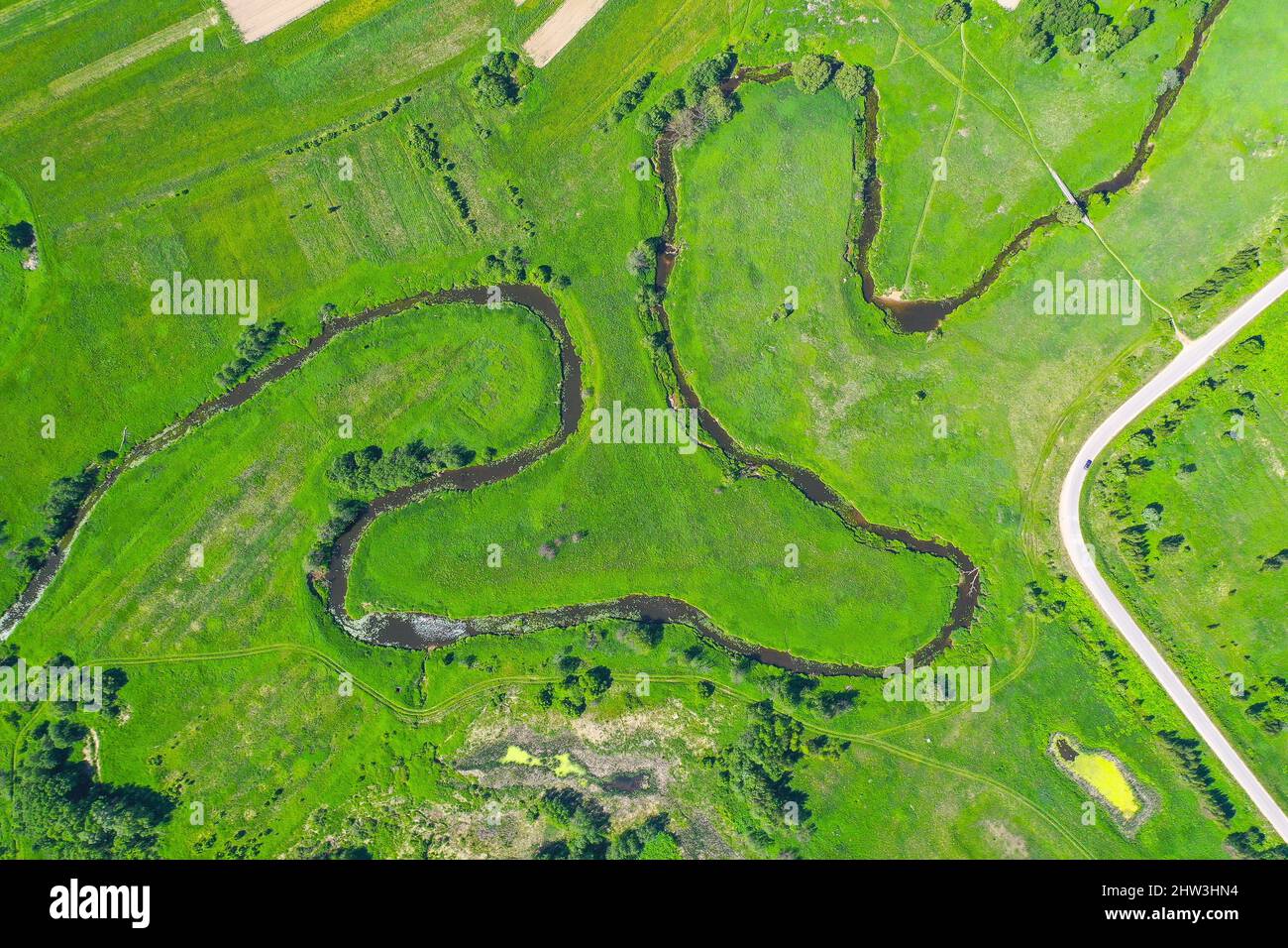 Luftlandschaft Landschaft von gewundenen kleinen Fluss, Bach im grünen Feld, Draufsicht Wiese Stockfoto