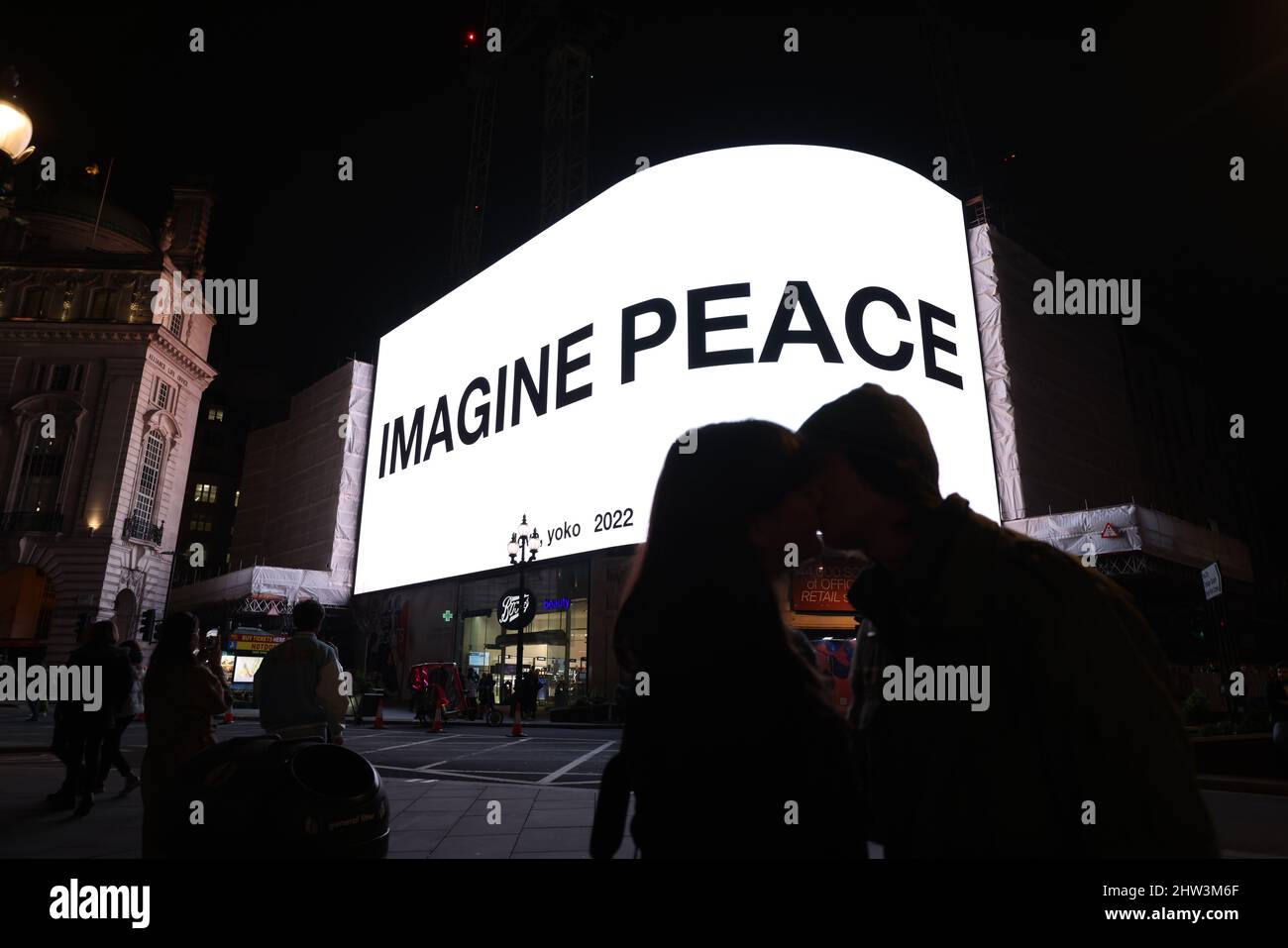 Yoko Ono hat im Piccadilly Circus, London, eine Botschaft des Friedens ausgestrahlt. Die Botschaft des 89-jährigen Künstlers „Imagine Peace“ ist in London, Berlin, Los Angeles, Melbourne, Mailand, New York und Seoul. Bilddatum: Donnerstag, 3. März 2022. Stockfoto