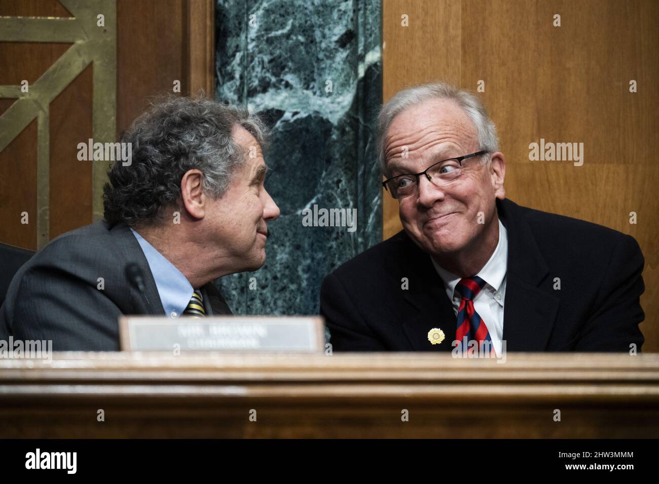 Washington, Usa. 03. März 2022. Der Vorsitzende Sherrod Brown, D-Ohio, links, und der Senator Jerry Moran, R-kan., nehmen an der Anhörung des Bankenausschusses des Senats Teil, bei der Jerome Powell, der Vorsitzende der US-Notenbank Federal Reserve, während der Anhörung des Bankenausschusses des Senats bei einer Anhörung im Rahmen einer Sitzung des Und Anhörung des Ausschusses für städtische Angelegenheiten zum „halbjährlichen geldpolitischen Bericht an den Kongress“ am 3. März 2022 auf dem Capitol Hill in Washington, DC. Poolfoto von Tom Williams/UPI Credit: UPI/Alamy Live News Stockfoto