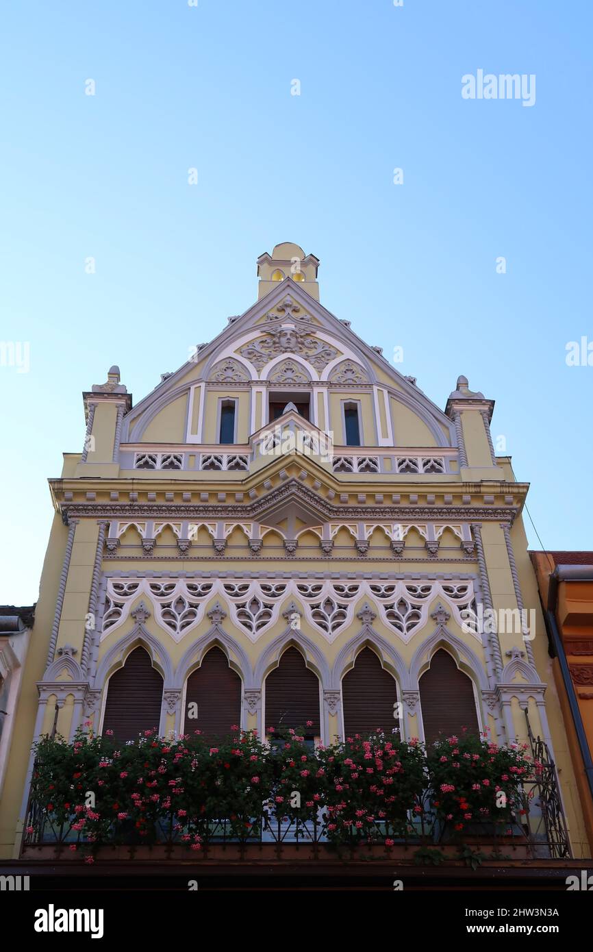 Aufwendige Einrichtung an der Fassade eines Hauses in Brasov, Rumänien 2021 Stockfoto