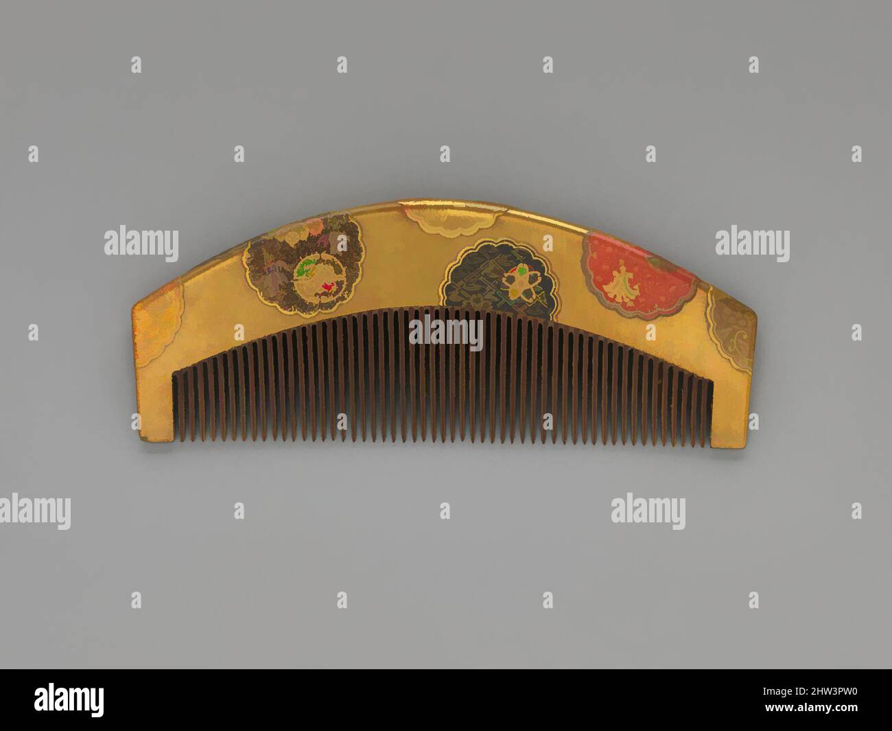Kunst inspiriert von 花丸紋散蒔絵櫛, Lackkamm mit blumenförmigen Rondeln, Edo (1615–1868) oder Meiji-Zeit (1868–1912), Mitte des 19.. Jahrhunderts, Japan, lackiertes Holz mit Gold, Silber, rotem Hiramaki-e auf Goldgrund, W. 4 1/2 Zoll (11,4 cm), Lack, Classic Works modernisiert von Artotop mit einem Schuss Moderne. Formen, Farbe und Wert, auffällige visuelle Wirkung auf Kunst. Emotionen durch Freiheit von Kunstwerken auf zeitgemäße Weise. Eine zeitlose Botschaft, die eine wild kreative neue Richtung verfolgt. Künstler, die sich dem digitalen Medium zuwenden und die Artotop NFT erschaffen Stockfoto