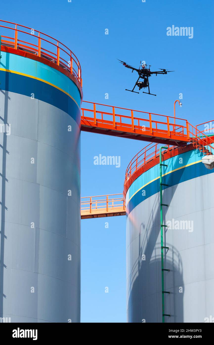 Drohnenangriffskonzept. Treibstoff- und Gasspeichertanks in der Raffinerie. Steigende Energie-, Gas- und Kraftstoffpreise. Russland Ukraine Konflikt, Krieg... Konzept. Stockfoto