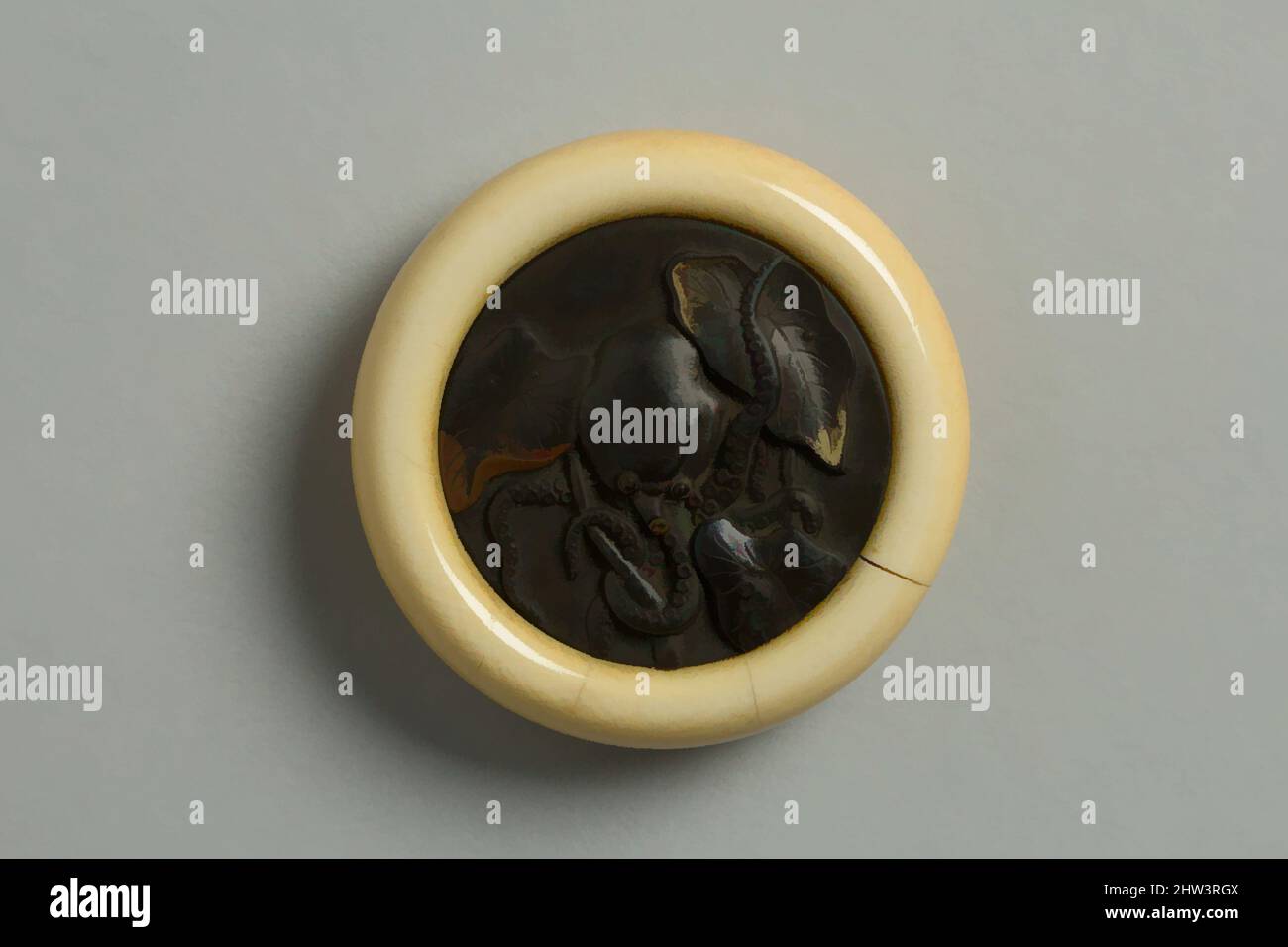 Kunst inspiriert von Netsuke dekoriert mit einem Octopus in Lotusblättern, 19. Jahrhundert, Japan, Elfenbein mit Metallscheibe, Durchm. 1 3/4 Zoll (4,4 cm); TH. 1/2 Zoll (1,3 cm), Netsuke, Classic Works modernisiert von Artotop mit einem Schuss Moderne. Formen, Farbe und Wert, auffällige visuelle Wirkung auf Kunst. Emotionen durch Freiheit von Kunstwerken auf zeitgemäße Weise. Eine zeitlose Botschaft, die eine wild kreative neue Richtung verfolgt. Künstler, die sich dem digitalen Medium zuwenden und die Artotop NFT erschaffen Stockfoto