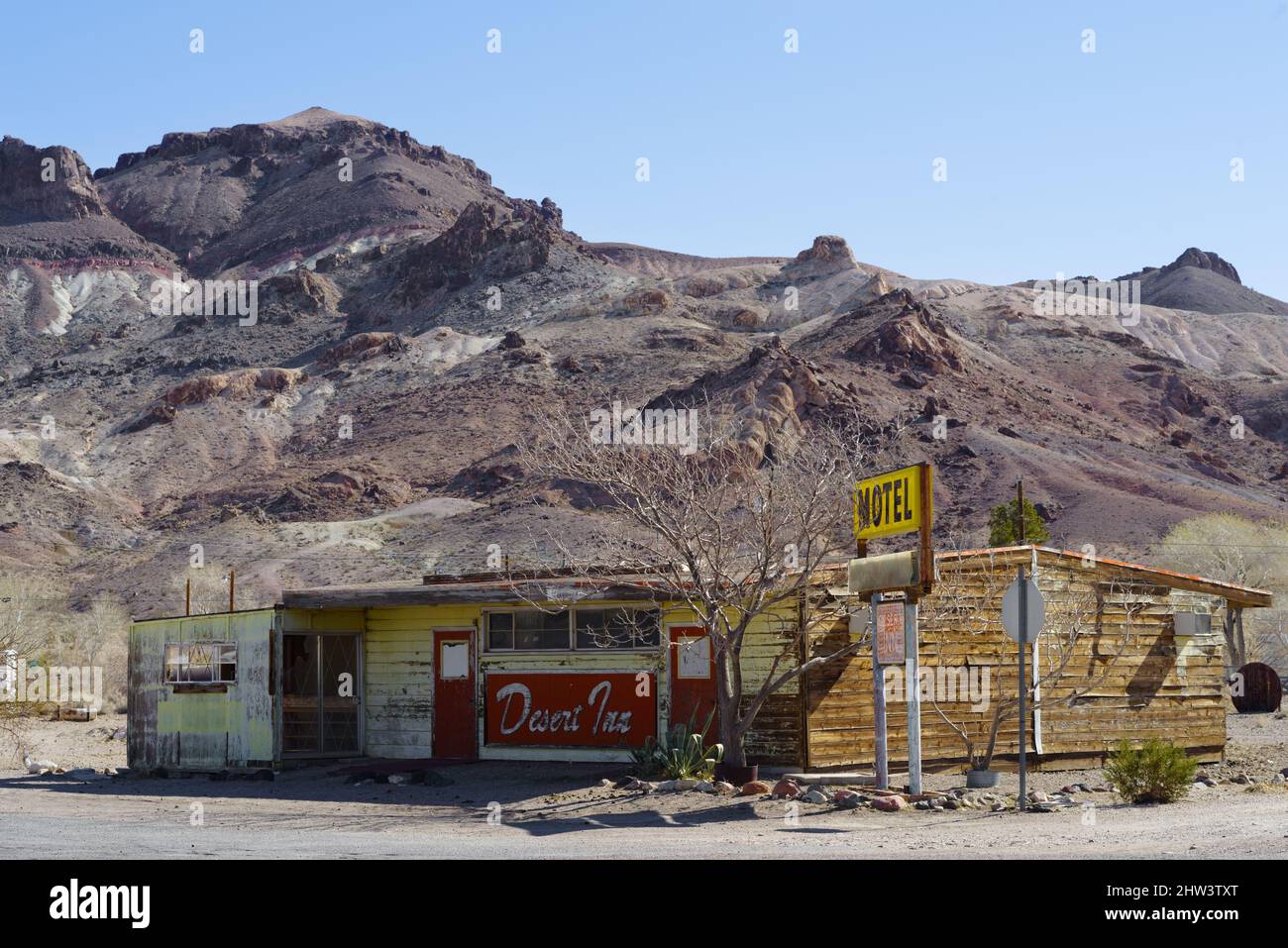 Beatty, Nevada: Verlassenes Motel vor einer Wüstenlandschaft. Stockfoto