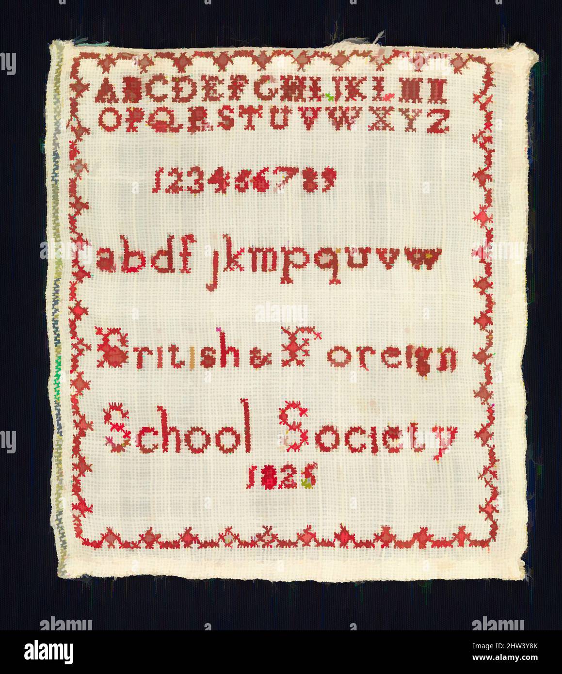 Kunst inspiriert von Sampler, hergestellt an der British and Foreign School Society, 1825, britisch, Wollstickerei auf Baumwolle, H. 3 7/8 x B 3 1/2 Zoll (9,8 x 8,9 cm), Textilien-bestickt, dieser kleine Sampler arbeitete mit dem Alphabet in Groß- und Kleinschreibung, sowie mit den Nummern 1 bis 9, Klassische Werke, die von Artotop mit einem Hauch von Moderne modernisiert wurden. Formen, Farbe und Wert, auffällige visuelle Wirkung auf Kunst. Emotionen durch Freiheit von Kunstwerken auf zeitgemäße Weise. Eine zeitlose Botschaft, die eine wild kreative neue Richtung verfolgt. Künstler, die sich dem digitalen Medium zuwenden und die Artotop NFT erschaffen Stockfoto