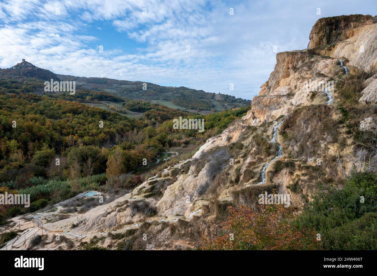 Alte heiße Thermalquellen und Schwimmbad im Naturpark Dei Mulini, Bagno Vignoni, Toskana, Italien im Herbst Stockfoto