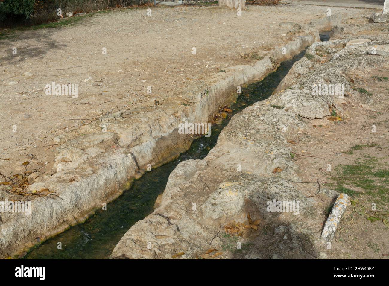 Alte heiße Thermalquellen und Schwimmbad im Naturpark Dei Mulini, Bagno Vignoni, Toskana, Italien im Herbst Stockfoto